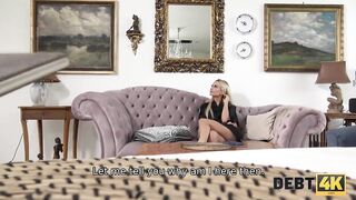 DEBT4k. Una donna seducente usa il suo fascino sessuale per sbarazzarsi di