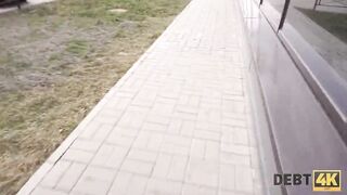 Debt4k. Erfahrene Sammler Penis erinnert 21-Jährige