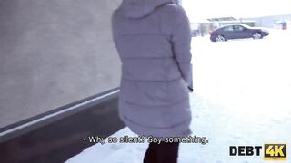 Debt4k. Un collectionneur baise la jolie Calibri Angel