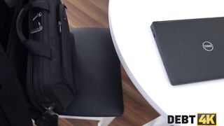 DEBT4k. Une nana refuse que l'homme lui prenne la télé, alors elle couche avec lui.