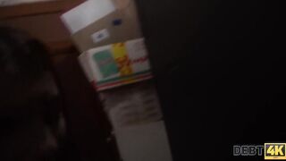 DEBT4k. La povera ragazza vuole comprare un'auto costosa, quindi perché la prende?