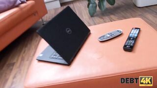 DEBT4k. Accordo sessuale della meravigliosa giovane bruna