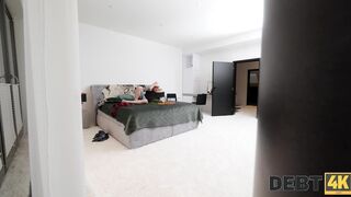 DETTE 4 000 $. Monté comme un cheval