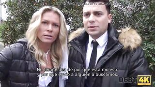 DEBT4k. Gostosa em vestido de noiva branco satisfaz estranho por $