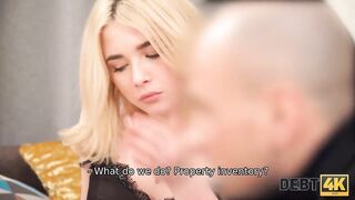 DEBT4k. Teen mit sinnlichen Lippen lässt sich vom Schuldeneintreiber ficken