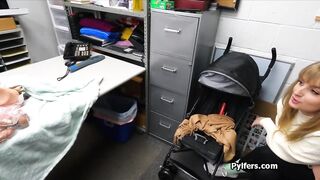 Una ragazza sexy viene beccata con tonnellate di dildo rubati