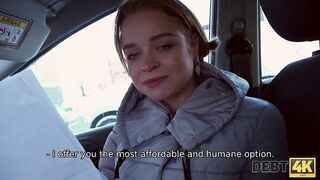 DETTE 4 000 $. Une jolie barmaid est bien payée pour coucher avec un client riche.