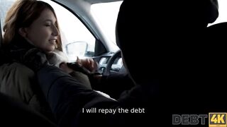 DEBT4k. Geile Schuldeneintreiberin gibt heißem Mädchen Geld im Tausch gegen Muschi