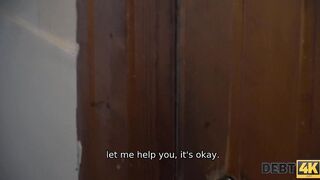 DEBT4k. Un esattore fa una sega a un debitore dai capelli neri scopato