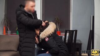 DEBT4k. Un esattore fa una sega a un debitore dai capelli neri scopato