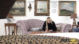 DEBT4k. Casalinga bionda dagli occhi azzurri succhia e cavalca un cazzo per