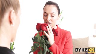 DYKE4K. Collant strappati aiutano le dolci ragazze ad accedere alle loro fighe bagnate