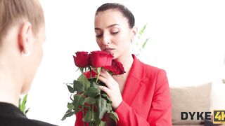 DYKE4K. Meninas e seus brinquedos