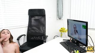 IGNORE4K. Trancando a porta do estábulo após o galo ser trancado