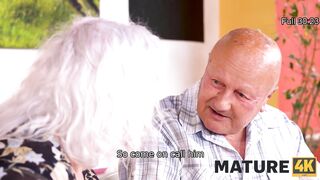 MATURE4K. Un ragazzo si scopa una voluttuosa ragazza matura davanti al marito