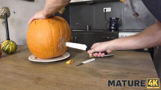 MATURE4K. Mulher madura encontra o enteado tarado se masturbando e o ajuda