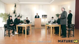 MATURE4K. La vecchia Elle con le tette enormi ha scopato il suo giardiniere a pecorina ed è finita in tribunale.