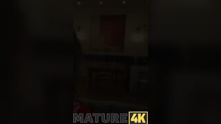 MATURE4K. Tutto è migliore con la mamma dell'amico