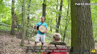 MATURE4K. Die perverse reife Riesin Diana liebt Tierspiele in Strümpfen mit 2 Fremden in der Öffentlichkeit