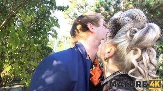 MATURE4K. Ausruhen im Freien führt zu fleischlichem Spaß für die vornehme Dame und den Herrn