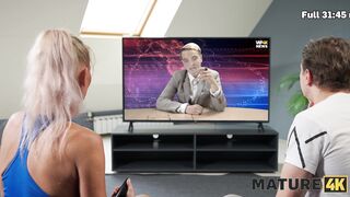 MATURE4K. Loira madura e gostosa estava tão sozinha que seu jovem vizinho com um pau grande veio transar com ela depois de uma curta lap dance