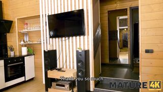 MATURE4K. Mulher madura e gordinha tem a buceta cheia de pau de homem na sauna