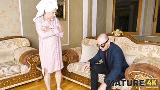 MATURE4K. Mulher madura de virtude fácil é perfurada na boca e na buceta