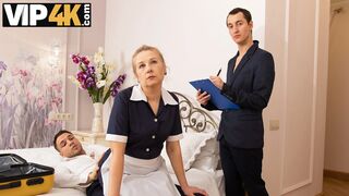 MATURE4K. Servizio in camera con un tocco di novità