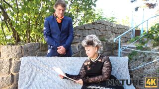 MATURE4K. Mulher aristocrata precisa de ajuda para sair de uma condição insatisfatória