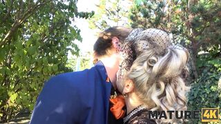 MATURE4K. La vagina diventa bagnata mentre una donna matura guarda un ragazzo fare sesso