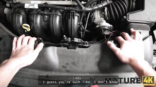 MATURE4K. La puta madura Texas Patti folla encima de su coche delante de su marido.