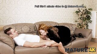 MATURE4K. Il figliastro aiuta la matrigna in calze a soddisfare i suoi bisogni carnali