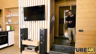 MATURE4K. Dick dringt in Schlitz ein und macht seinen reifen Besitzer zufrieden