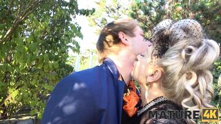 MATURE4K. Elegante donna matura con i capelli grigi desidera ardentemente il cazzo del servo nella figa