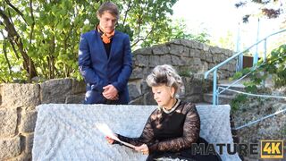 MATURE4K. A vagina fica molhada quando a avó vê o cara sendo carnal