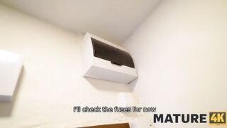 MATURE4K. Nach einem tollen Blowjob fickt der Typ ihre Muschi