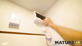 MATURE4K. Fleischlicher Spaß ersetzt die Bezahlung für die Arbeit