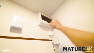 MATURE4K. Cara atrevido arrasta madura peituda para sexo hardcore