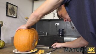 MATURE4K. Halloween-Kürbiskuchen