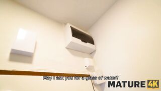 MATURE4K. Cara encontra cliente madura com tesão e enfia um pau na buceta dela