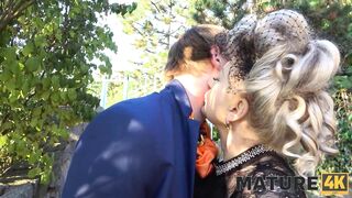 MATURE4K. Una graziosa ninfomane over 60 è interessata a un'erezione e quindi fa sesso.