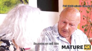 MATURE4K. Un homme offre du plaisir sexuel à une cliente excitée en présence de son mari.