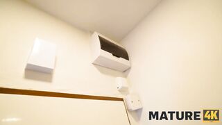 MATURE4K. Buddy lo fa con fervore con la bella mora matura