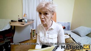 MATURE4K. Una agente de seguros madura disfruta de sexo imprevisto con un chico guapo.