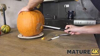 MATURE4K. Charmoso dá buceta para enteado para sexo quente na cozinha