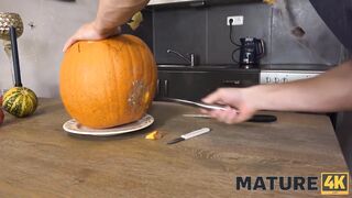 MATURE4K. Mulher madura transa com o enteado por ocasião do Halloween