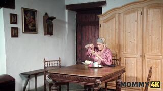 MOMMY4K. La figliastra ha portato a casa il suo ragazzo con un grosso cazzo e sua madre lo ha scopato