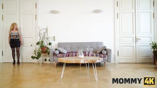 MOMMY4K. A mamãe loira russa estava com muito tesão para parar de chupar um pau enorme