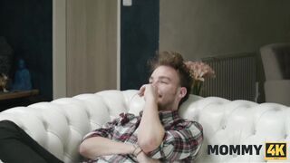 MOMMY4K. Mungendo la mamma per fare sesso