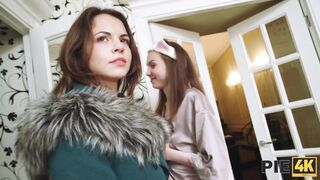 PIE4K. Una ragazza creativa e la sua ragazza magra vengono scopate entrambe da un uomo